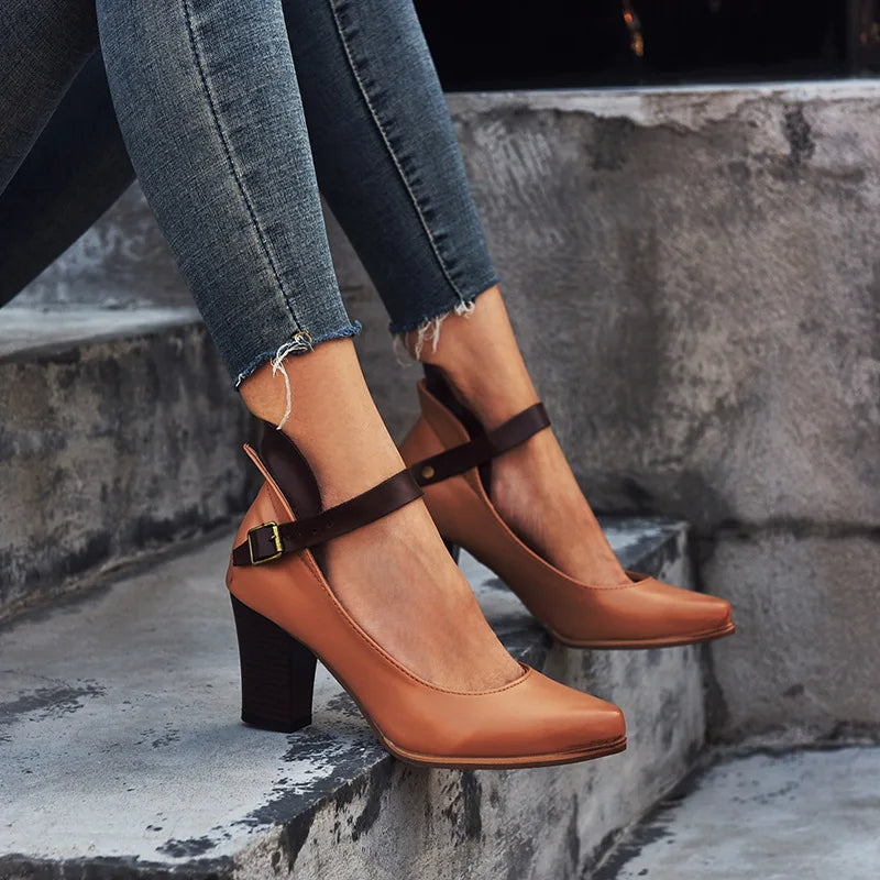 Damen Schuh mit Blockabsatz, breitem Absatz und verstellbarem Riemen