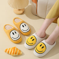 Pelzpantoffel mit weiß-gelbem Smiley-Design