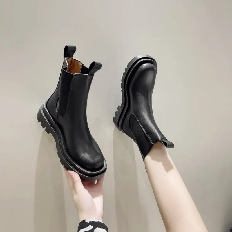 Retro-Stiefel mit dicken quadratischen Absätzen
