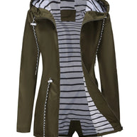 langer, wasserdichter, winddichter Sommermantel im sportlichen Stil