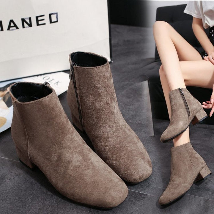 Damen Stiefeletten mit samtigem Obermaterial und komfortablem Blockabsatz W&W Mode