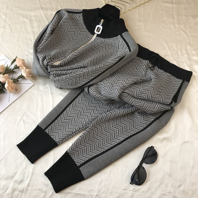 Damen sportliches und modernes Freizeitset mit kontrastierenden Mustern WW