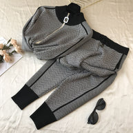 Damen sportliches und modernes Freizeitset mit kontrastierenden Mustern WW