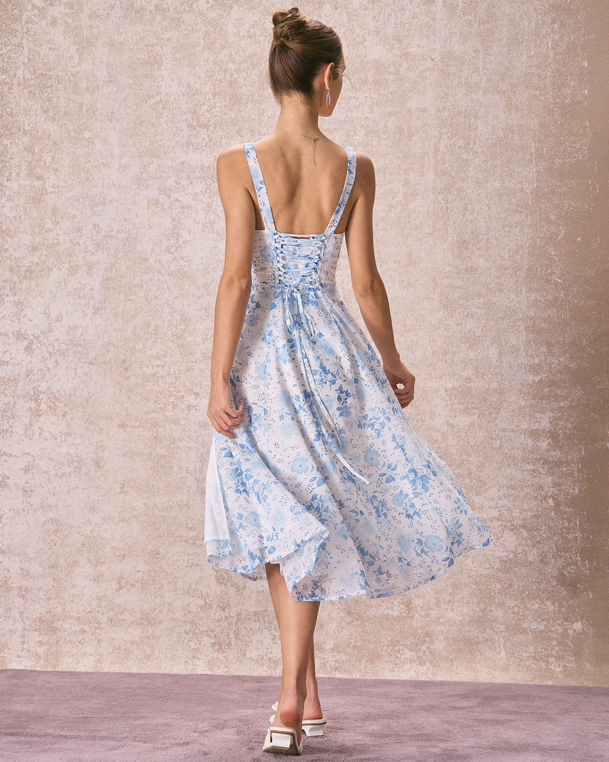 Blaues Midikleid mit Blumenmuster und quadratischem Ausschnitt