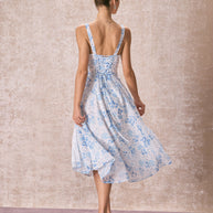 Blaues Midikleid mit Blumenmuster und quadratischem Ausschnitt