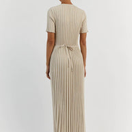 WW-Strickkleid mit schmaler Taille und Streifenmuster