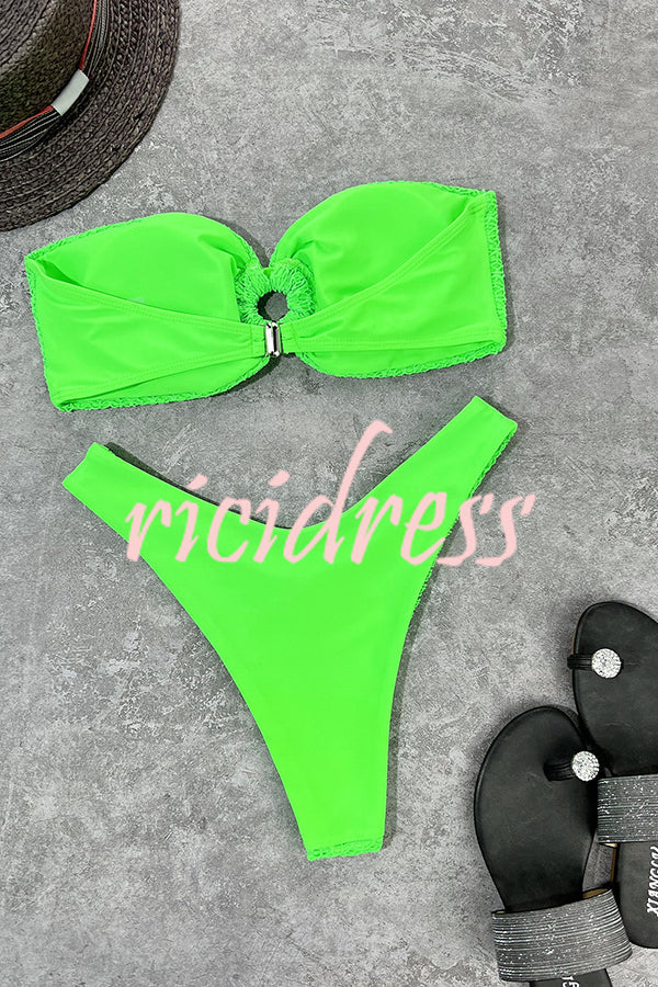 Figurbetonter Bandeau-Bikini mit Ringausschnitt