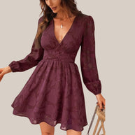 WW | Schickes Langarmkleid mit tiefem V-Ausschnitt