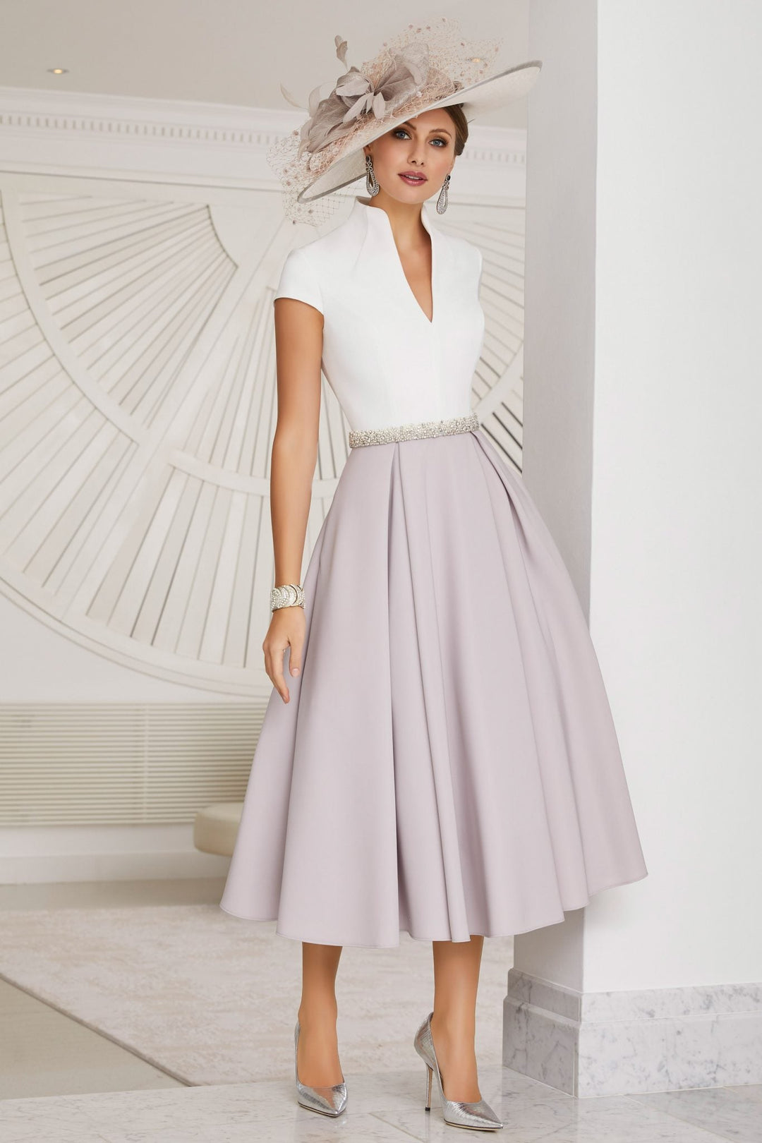 Damen Sommerkleid in Midi-Länge mit V-Ausschnitt und Farbblock-Details