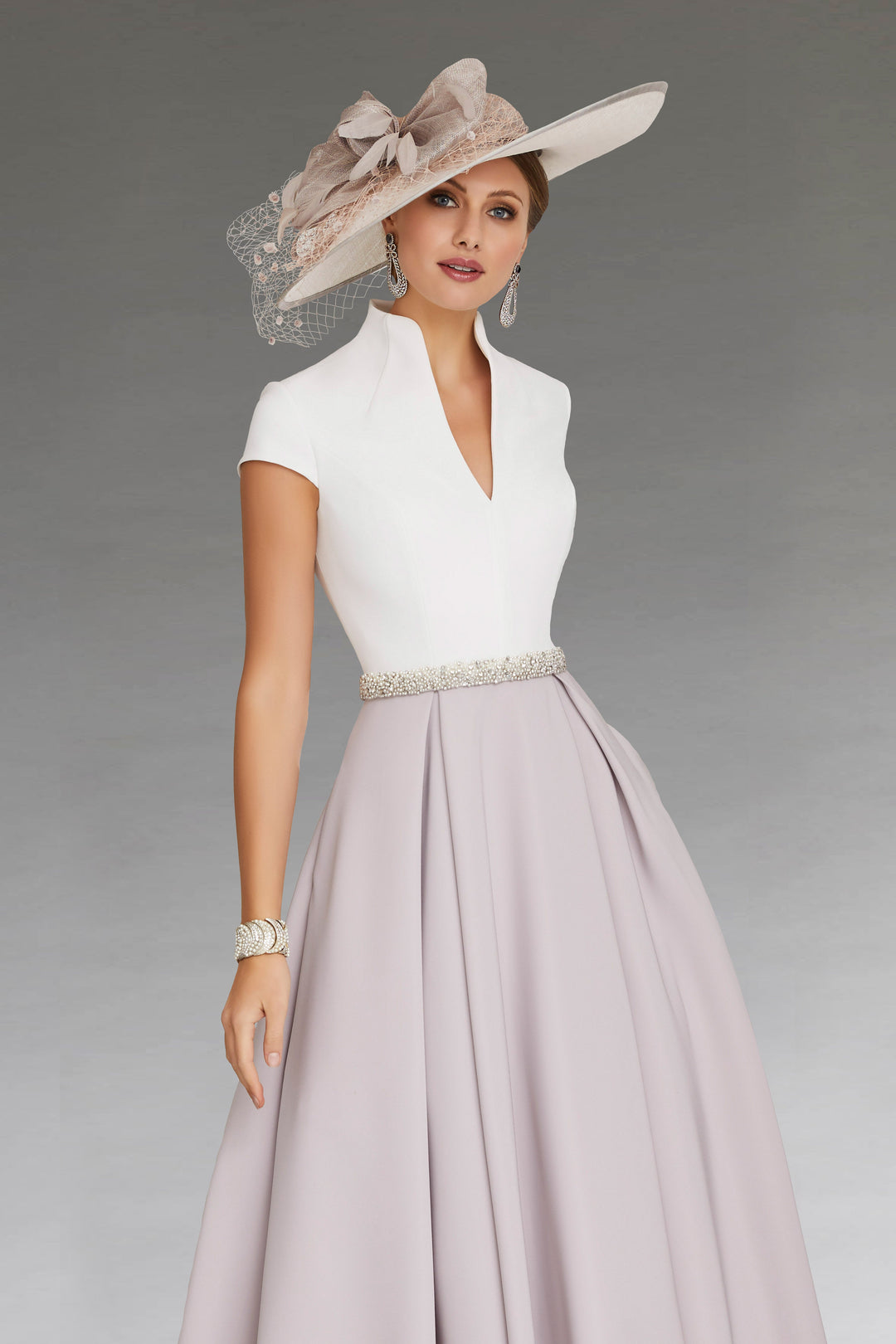 Damen Sommerkleid in Midi-Länge mit V-Ausschnitt und Farbblock-Details