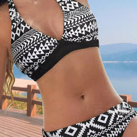 WW-Bikinis mit floralem und geometrischem Druck