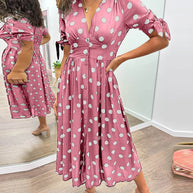 Kleid mit tiefem V-Ausschnitt und Polka Dots