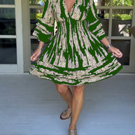 Kleid mit V-Ausschnitt und 3/4-Ärmeln