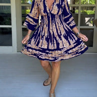 Kleid mit V-Ausschnitt und 3/4-Ärmeln