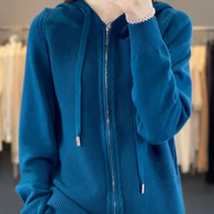 – Gestrickte Strickjacke mit Kapuze