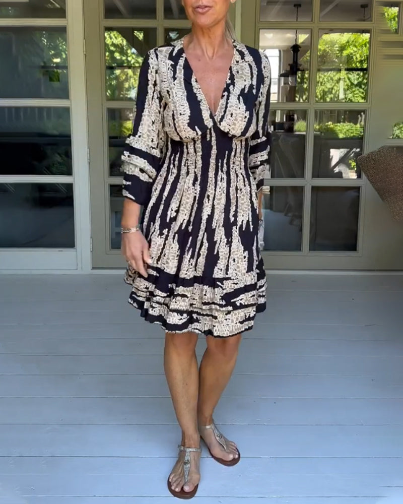 Kleid mit V-Ausschnitt und 3/4-Ärmeln