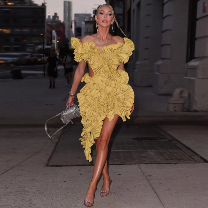 Damenkleid mit asymmetrischem Stufenschnitt
