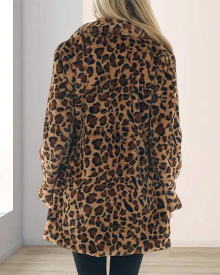WildElegance: Plüschjacke mit Leopardenmuster