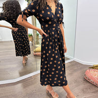 Kleid mit tiefem V-Ausschnitt und Polka Dots
