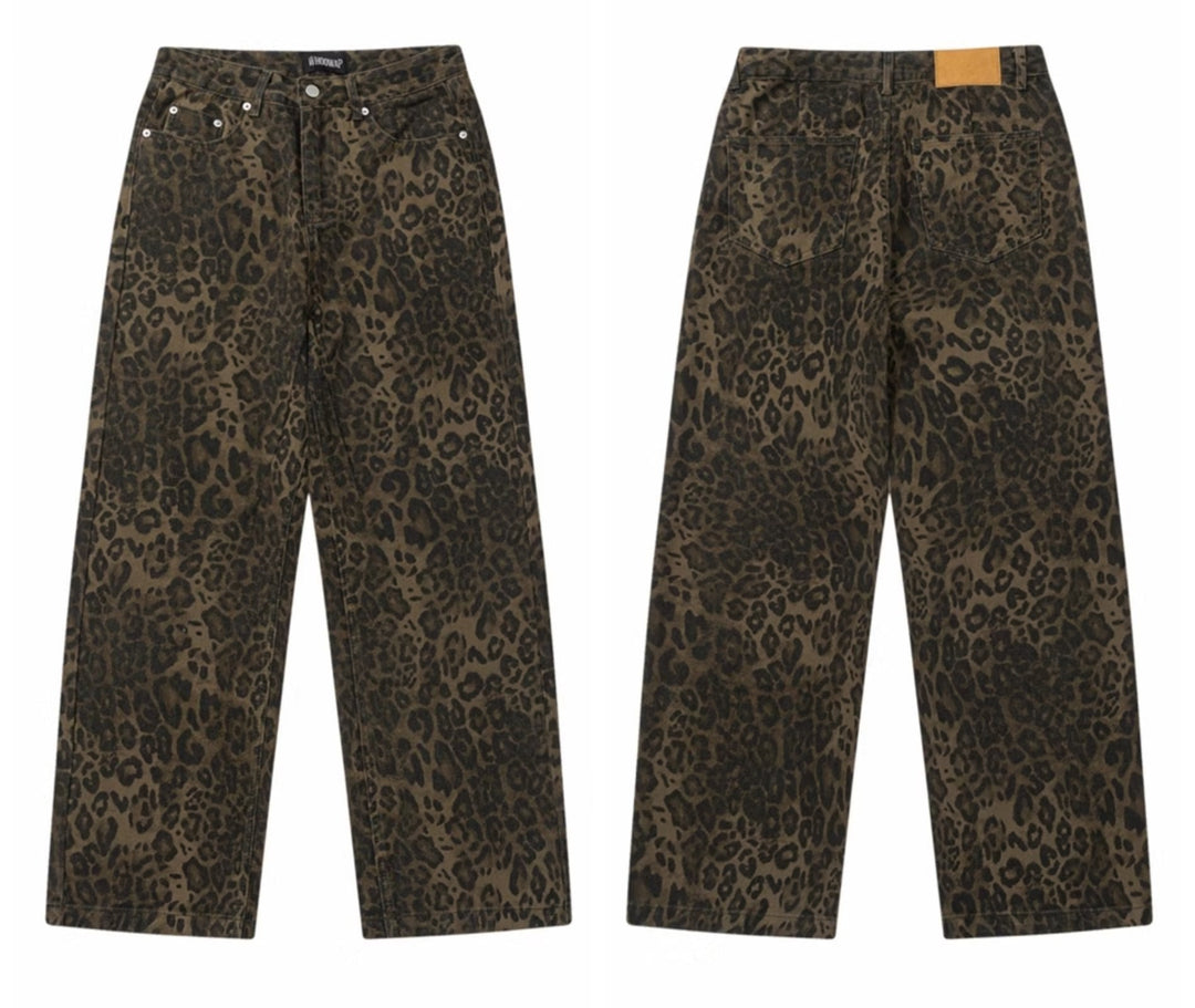 Vorder- und Rückseitendesign der Jeans mit Leopardenmuster