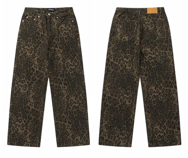 Vorder- und Rückseitendesign der Jeans mit Leopardenmuster