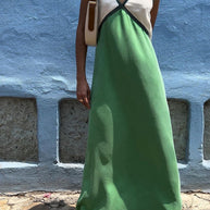 Schickes Kleid mit V-Ausschnitt und kontrastierenden Farben