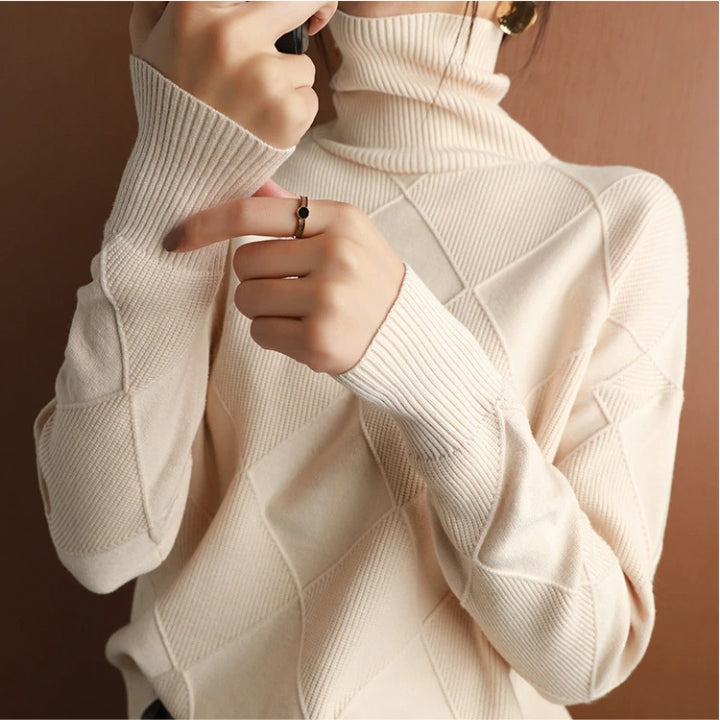 Eine Frau trägt einen beige Rollkragenpullover
