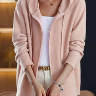 – Einfarbiger rosa Hoodie