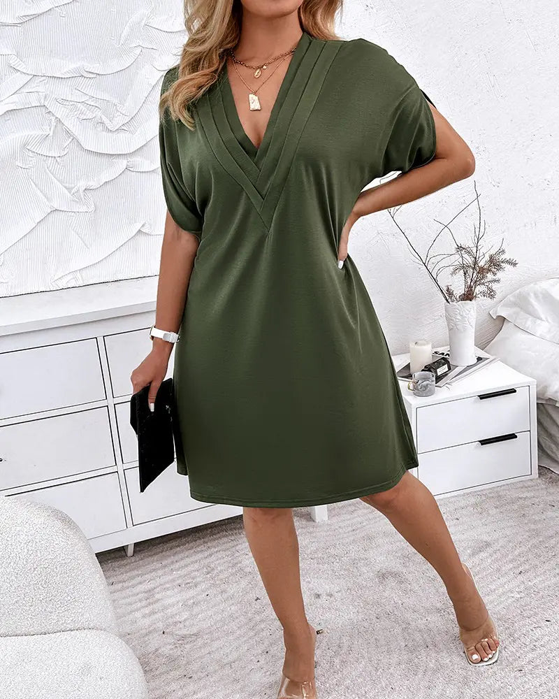 W&W Mode  - Lässig schickes Minikleid mit V-Ausschnitt in Olivgrün | Vielseitiges V-Ausschnitt Minikleid für jeden Anlass