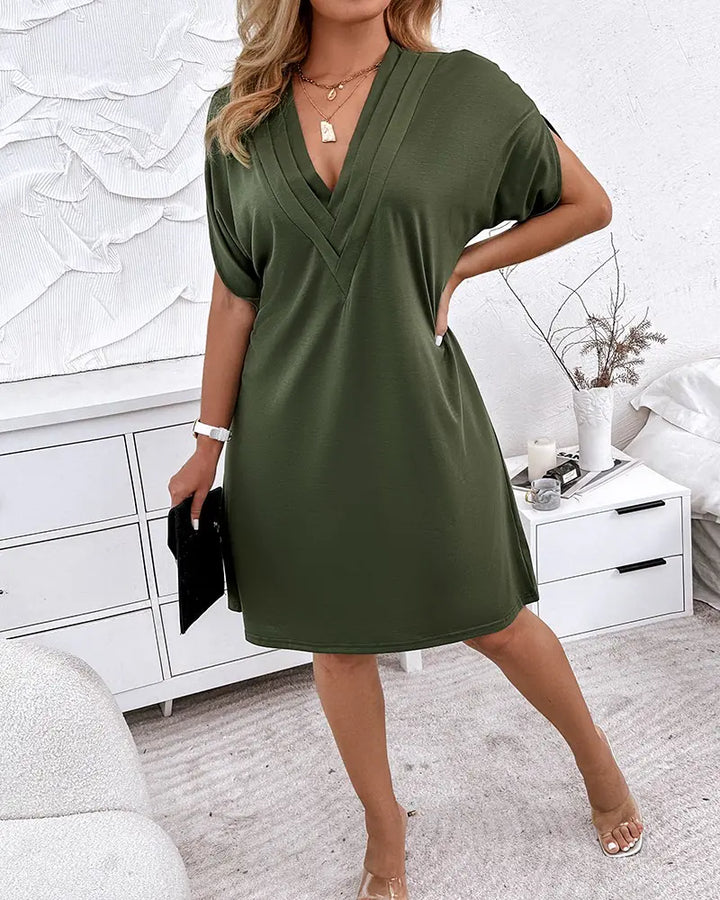 W&W Mode  - Lässig schickes Minikleid mit V-Ausschnitt in Olivgrün | Vielseitiges V-Ausschnitt Minikleid für jeden Anlass