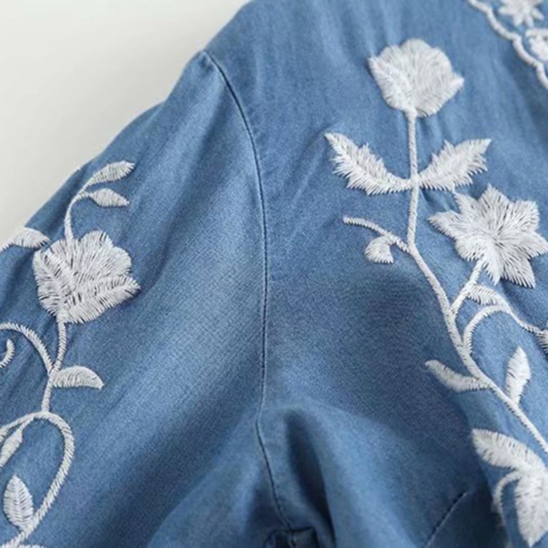 Damen-Bluse mit Blumenstickerei und durchgehender Knopfleiste