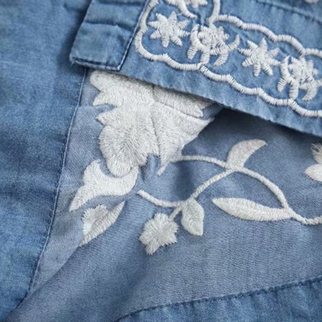 Damen-Bluse mit Blumenstickerei und durchgehender Knopfleiste