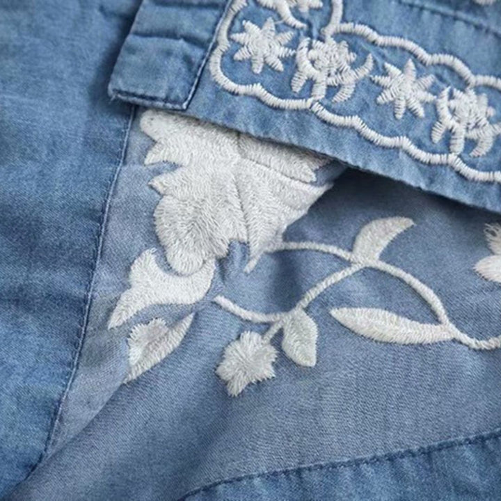 Damen-Bluse mit Blumenstickerei und durchgehender Knopfleiste