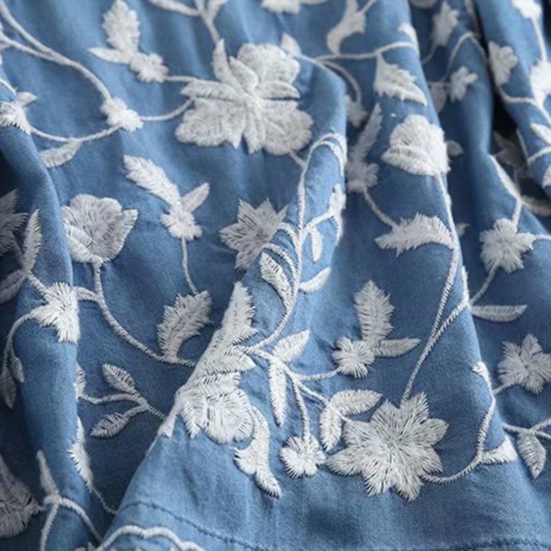 Damen-Bluse mit Blumenstickerei und durchgehender Knopfleiste