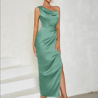 Asymmetrisches, figurbetontes Maxikleid mit hohem Schlitz | Grün