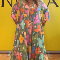 Noa - Lässiges Kleid mit Trompetenärmeln und Blumenmuster