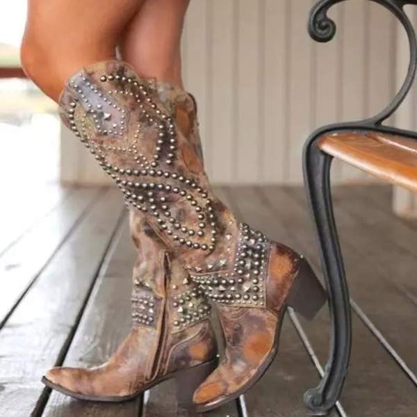 W&W Mode - Hohe Stiefel Mit Metallnieten Und Kobigem Absatz