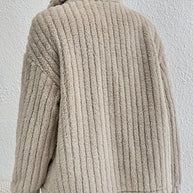 Doppelseitige Strickjacke mit Samtknöpfen