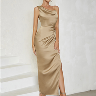 Asymmetrisches, figurbetontes Maxikleid mit hohem Schlitz | Braun