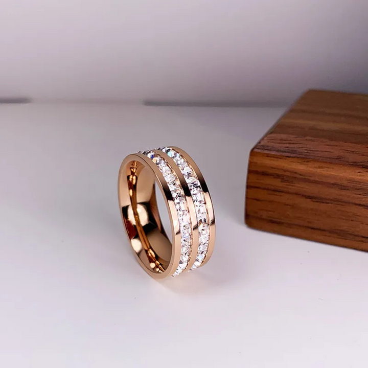 W&W Mode | Eleganter Eingelegter Zirkonia Ring Gold