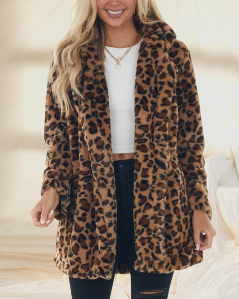 WildElegance: Plüschjacke mit Leopardenmuster