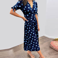 Kleid mit tiefem V-Ausschnitt und Polka Dots