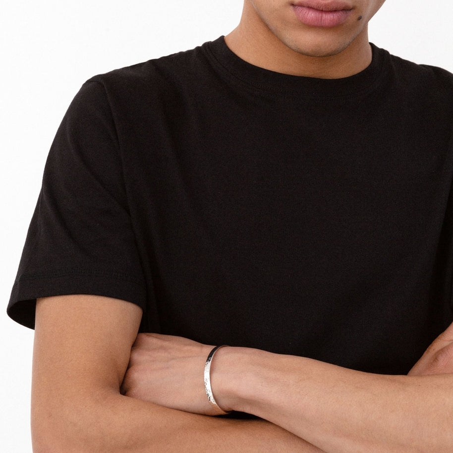 WW | Schlankes Silberarmband Mit Gehämmertem Muster Für Herren