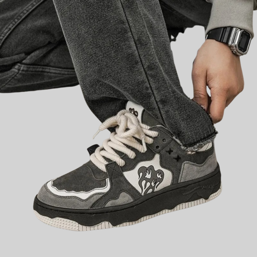Sportliche Sneaker mit flachem Schaft und Gummisohle