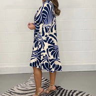 Elegantes Sommerkleid mit V-Ausschnitt