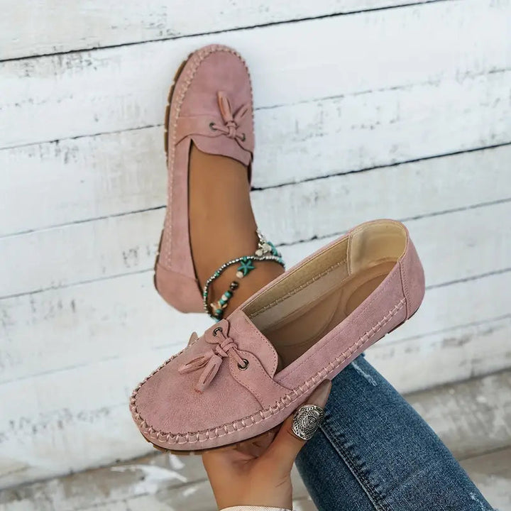 W&W Mode | Klassische Wildleder Slipper mit Quastendetail für Damen
