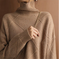 Eine Frau trägt einen braun Rollkragenpullover