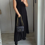 Ärmelloses plissiertes Kleid
