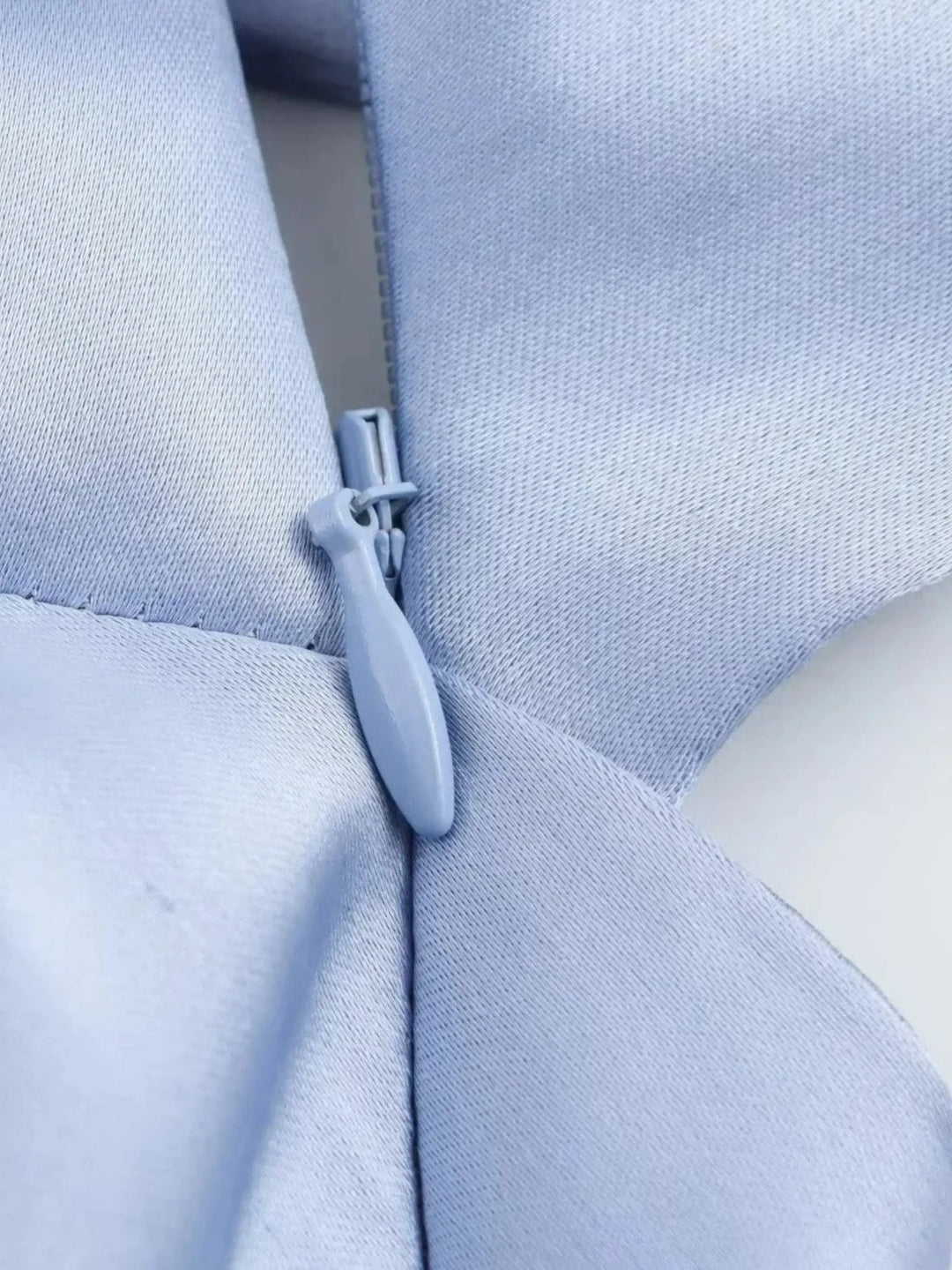 W&W Mode | Elegantes Satin Kleid Mit Kreuzdetail