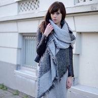 Damen Eleganter Fransen-Schal aus weichem Material mit geometrischem Muster WW